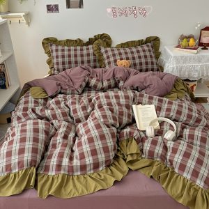 4pcs Korean-style Ins Vintage Large Lace Plaid Set, Including One Duvet Cover, One Flat Sheet, and 2 Pillowcases. Princess-style Large Lace Duvet Cover. Soft and Comfortable, Machine Washable, Suitable for All Seasons